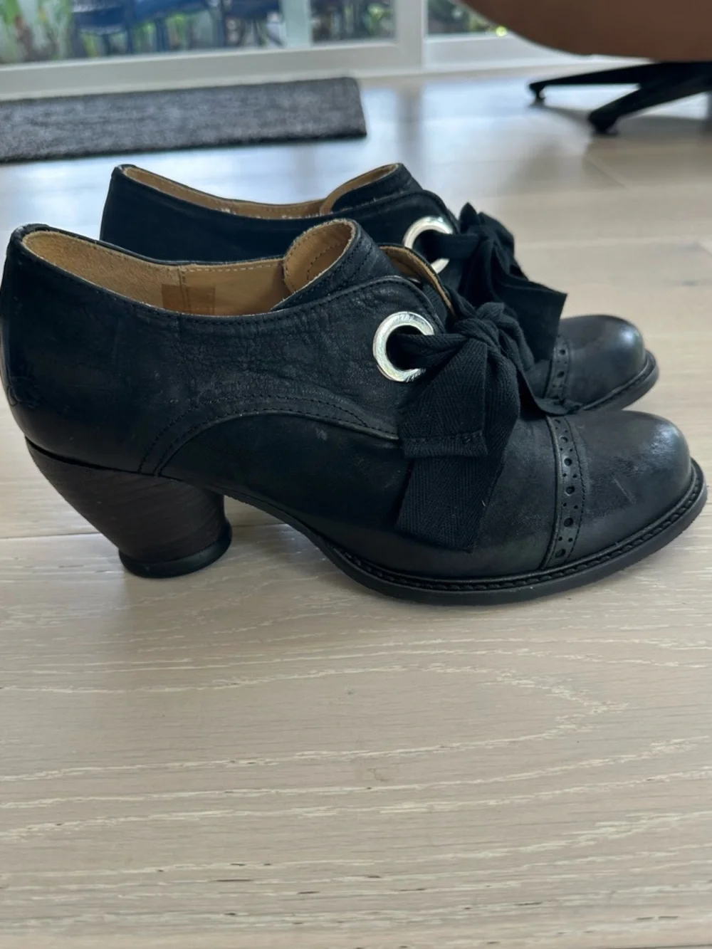 John Fluevog Black Leather Lace-Up Chunky Heel Ankle Booties with Ribbon Laces - Picture 2 of 11